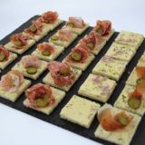 Plateau de 20 toasts (saumon, rillette, salami, mousse de foie, fromage)